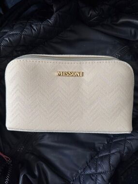 NWT😍MISSONI Cream Chevron Cosmetic Pouch with Gold Logo, Pen, Earplugs & Socks